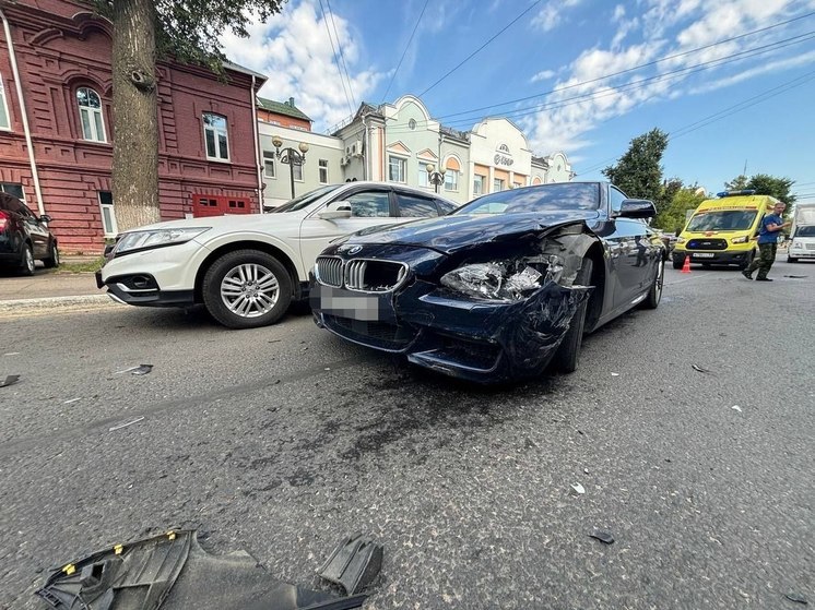 На улице Дементьева в Твери столкнулись Hyundai и BMW: виновник попал в больницу