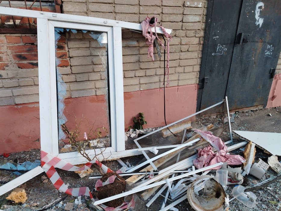 Мощный хлопок газа в селе Тополево едва не унес жизнь пенсионера и повредил несколько квартир: фото с места ЧП