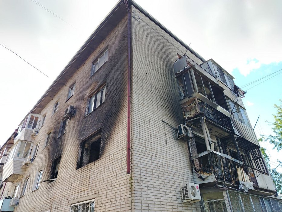 Мощный хлопок газа в селе Тополево едва не унес жизнь пенсионера и повредил несколько квартир: фото с места ЧП