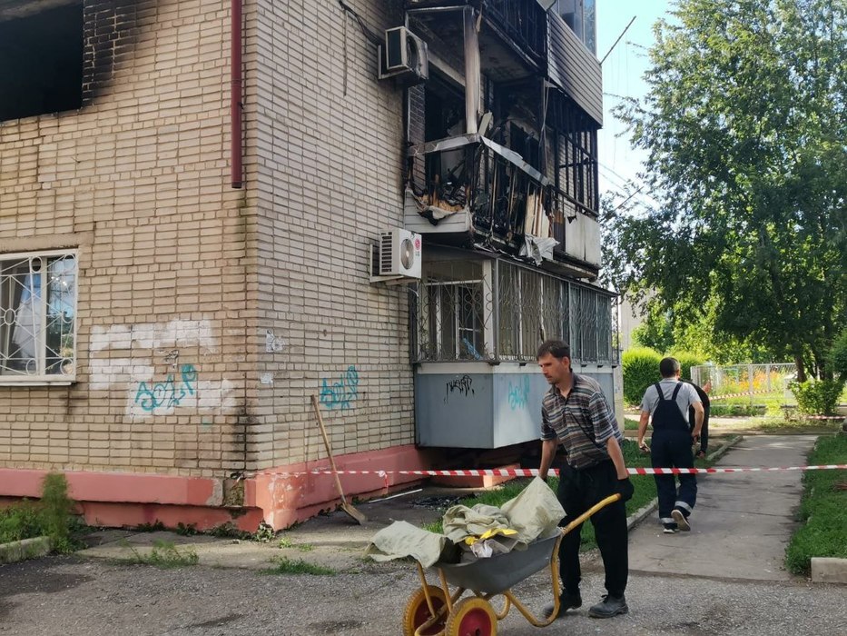 Мощный хлопок газа в селе Тополево едва не унес жизнь пенсионера и повредил несколько квартир: фото с места ЧП