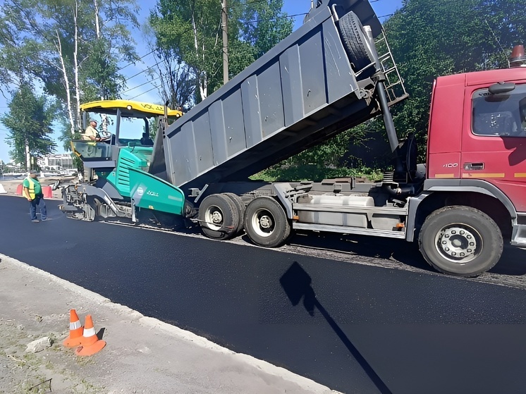 На улице Комсомольской подрядчик приступил к укладке асфальта