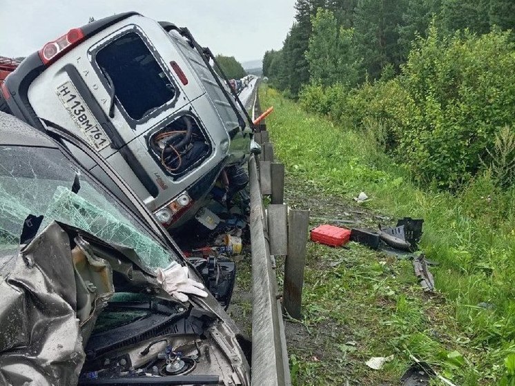 Под Усть-Катавом в столкновении легковушек погибли 2 человека и 5 пострадали