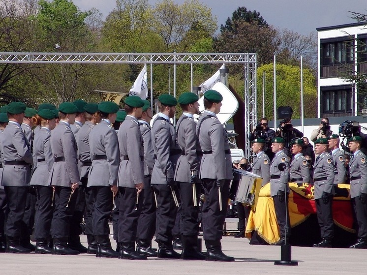 Германия — Тысячи несовершеннолетних вступают в ряды бундесвера