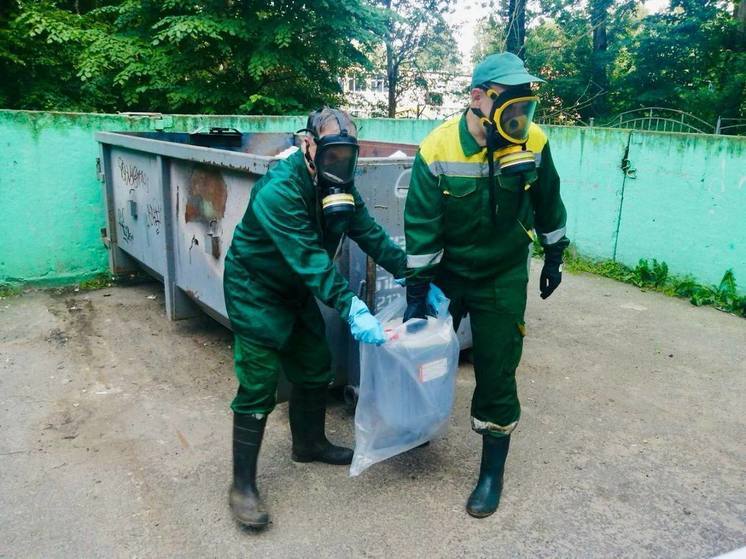 В Красногвардейском районе вывезли тонны опасных химических отходов