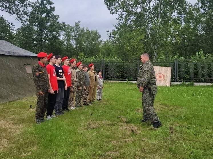 В Поронайске стартовал юнармейский палаточный слет «Будь готов»