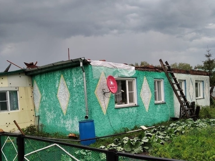 Ураган снес крыши домов в Новосибирской области