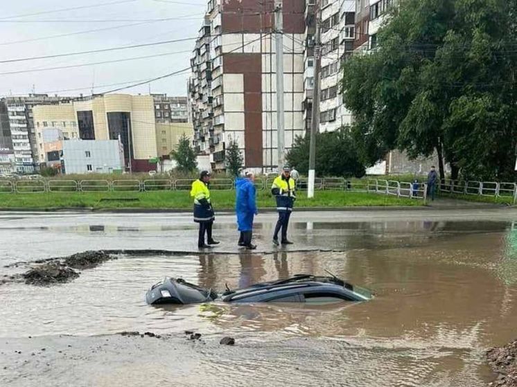 Внедорожник ушел под землю в российском городе