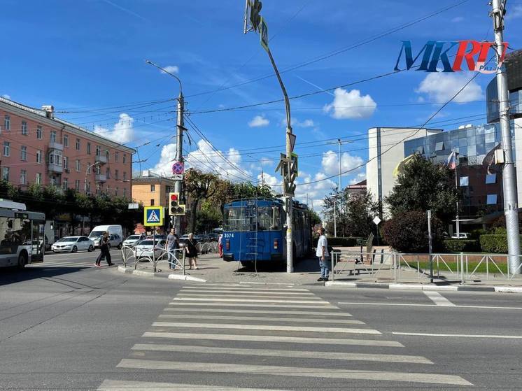 В центре Рязани троллейбус вылетел на тротуар