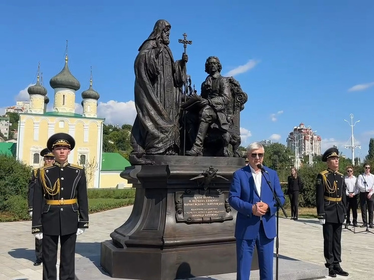 Возле Успенского храма в Воронеже установили памятник святителю Митрофану