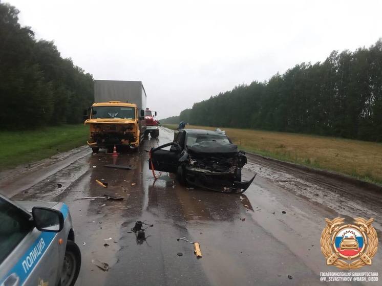 В аварии со встречным КамАЗом в Башкирии погиб пассажир легкового автомобиля