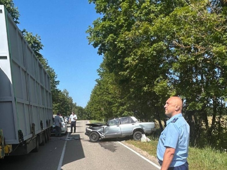 Женщина-пассажирка скончалась во влетевшей в тягач машине в Калужской области