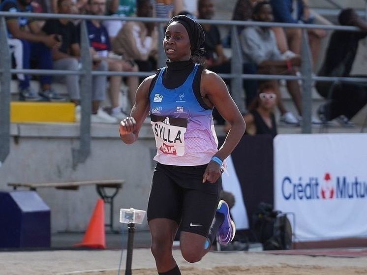 Французская бегунья Силла примет участие в церемонии открытия Олимпиады после скандала из-за хиджаба