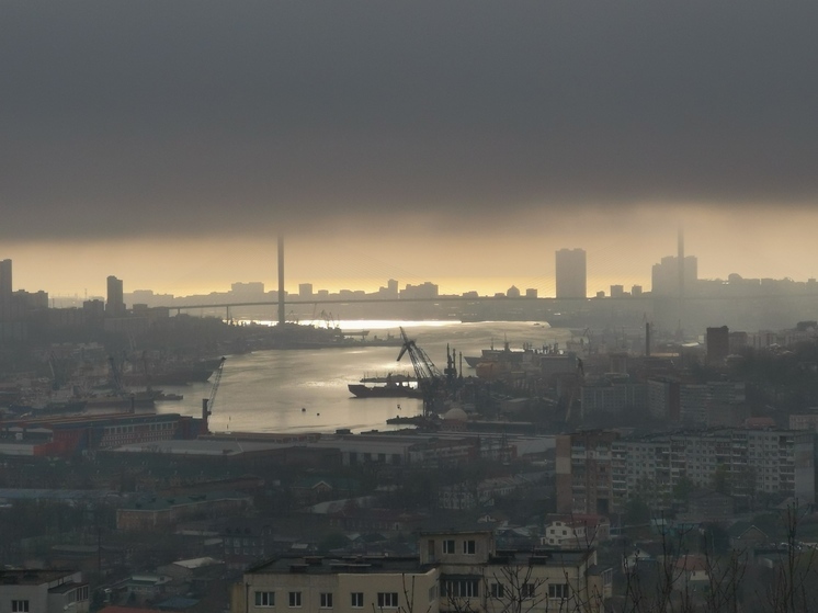 Во Владивостоке объявлен режим повышенной готовности из-за сильного дождя и ветра