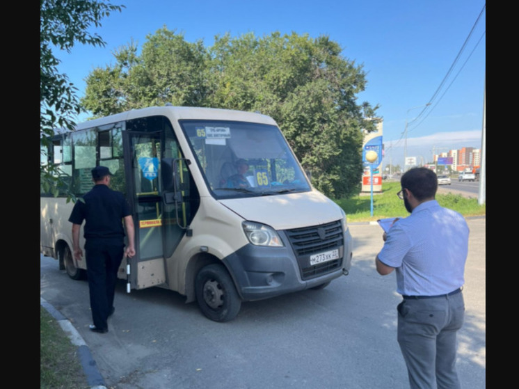 В Барнауле провели проверку двух маршрутов, где водители «прячут» терминалы оплаты