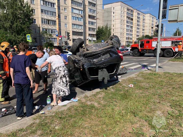 Появились фото с места страшной аварии в Петрозаводске