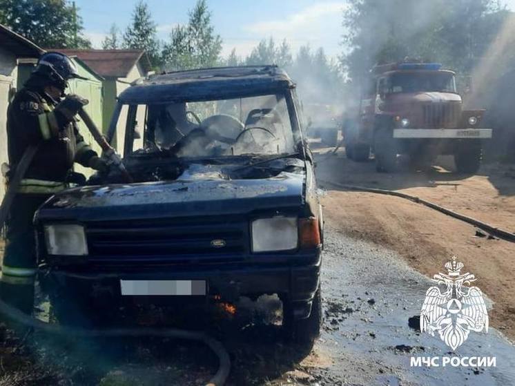 В Тверской области спасатели оперативно потушили дорогую иномарку