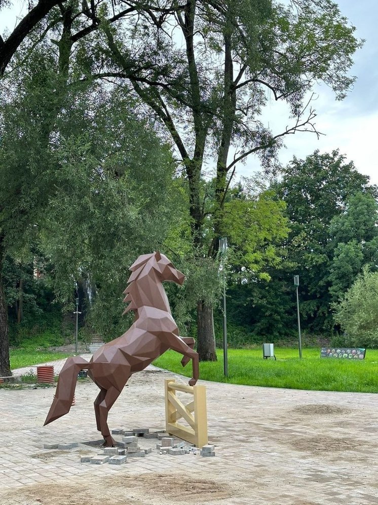 В Черняховске почти закончена установка скульптуры, изготовленной местными мастерами в ходе проекта «Городская долина»