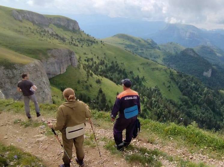 Псебайские спасатели нашли двух заблудившихся в горах туристов