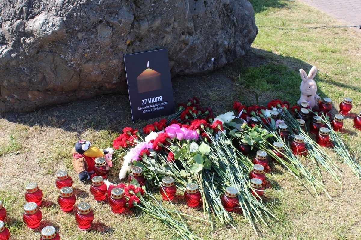 Цветы и свечи принесли в память о детях к Камню скорби в Петрозаводске