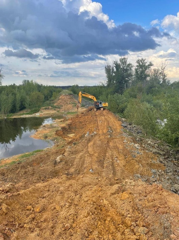 В связи с непогодой на востоке Оренбургской области продолжают укреплять  дамбу