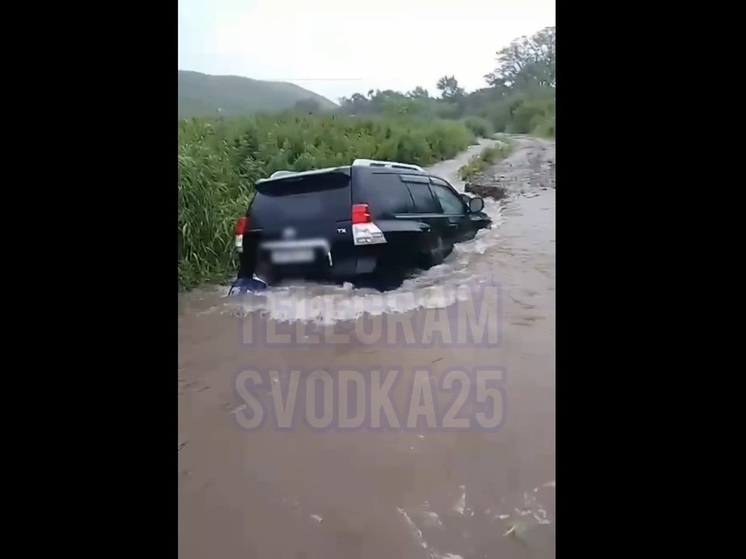 Внедорожник не смог преодолеть размытую дорогу в Приморье