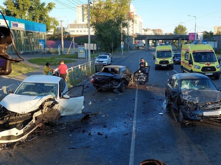 Четыре человека пострадали в ночном ДТП на Ленинградском проспекте в Архангельске