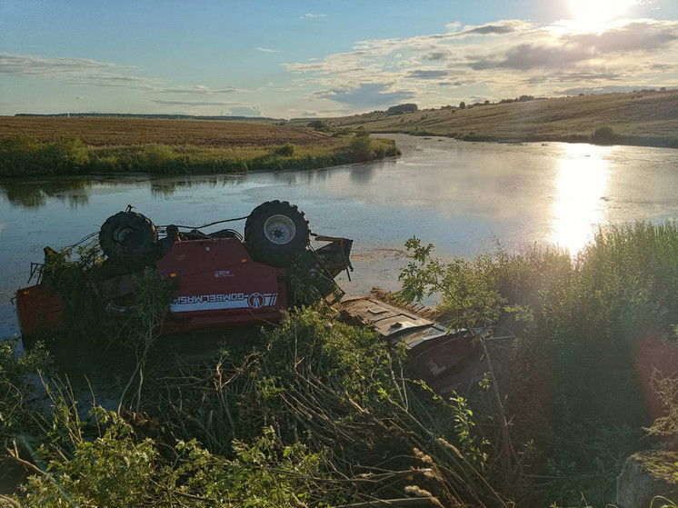 Песок вместо урожая: водитель утопил комбайн в Нижегородских Починках