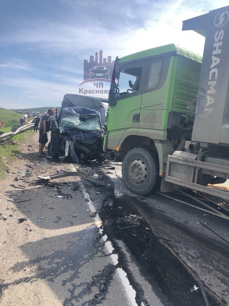 Под Красноярском столкнулись грузовик с автокраном