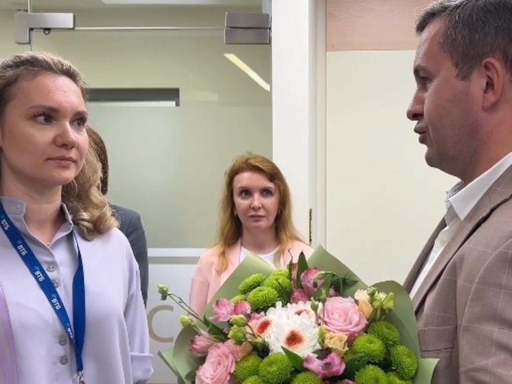 Мэр Томска наградил жену бойца, который служит в зоне СВО