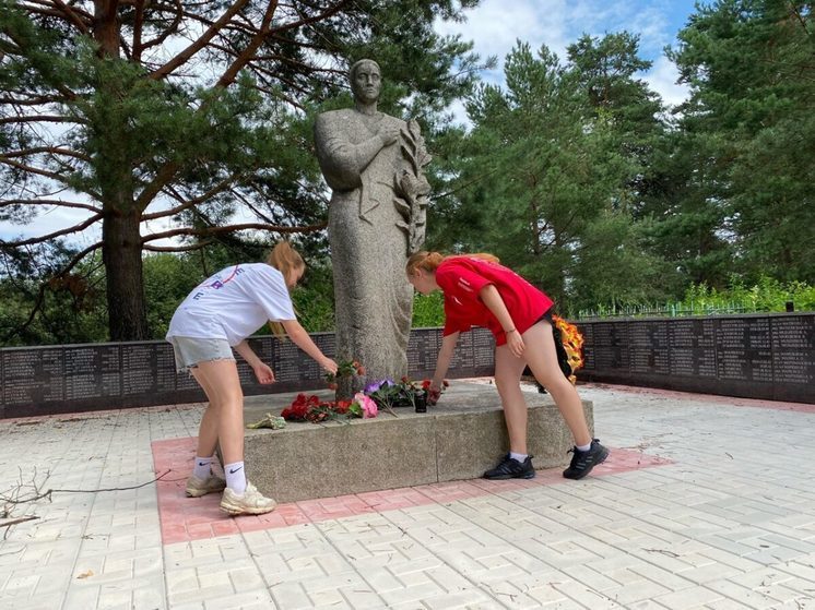 В Торопецком округе Тверской области активисты провели уборку на территории Братского кладбища