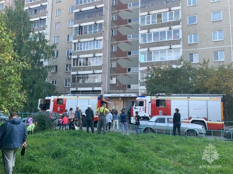 В Екатеринбурге жильцы 10-этажного дома эвакуировались из-за пожара