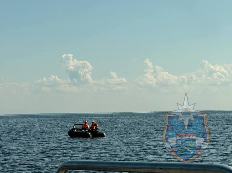 На Ладожском озере спасатели помогли людям на заглохшей лодке