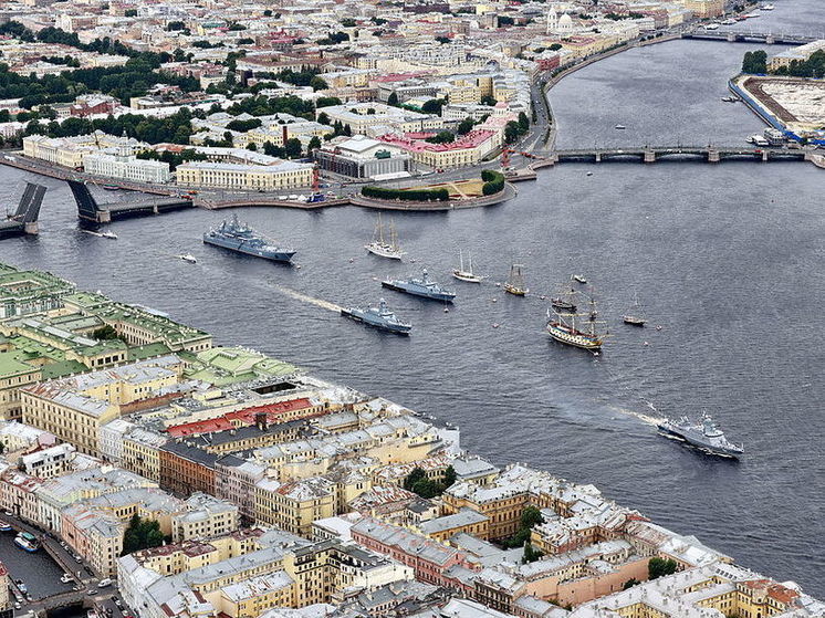 В Петербурге общественный транспорт изменит движение в День ВМФ