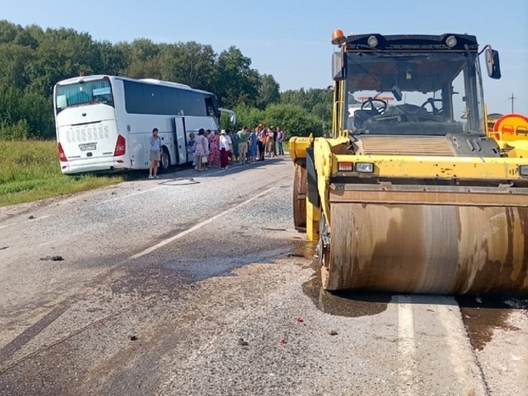 На трассе под Новосибирском каток въехал в пассажирский автобус