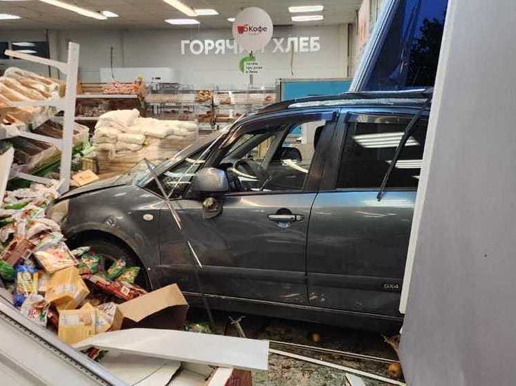 В Анапе пенсионерка перепутала педали машины и въехала в супермаркет
