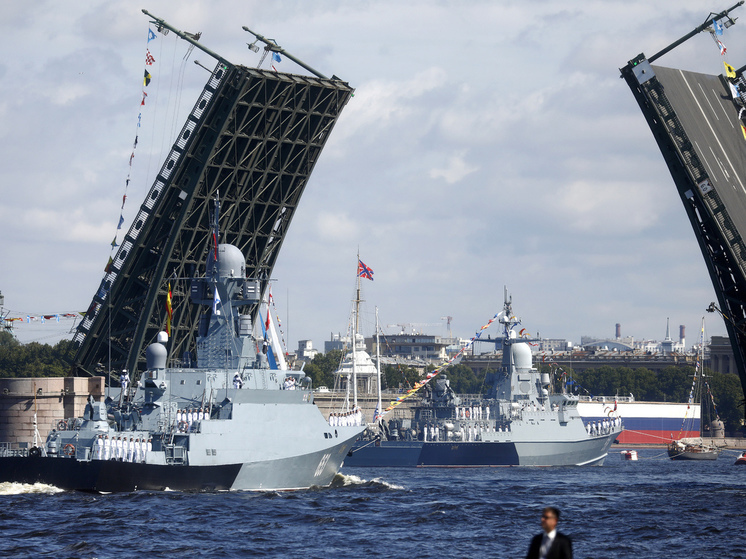 В Петербурге к Главному парад ВМФ подготовят места для 1,1 тысячи зрителей