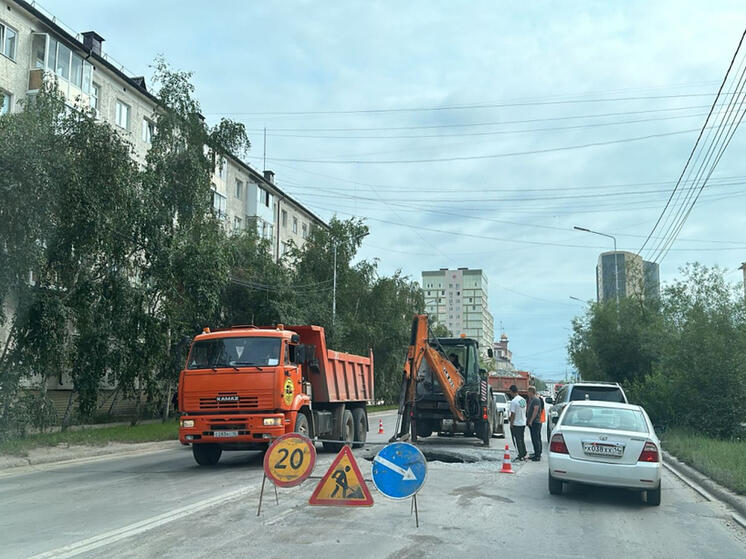 В Якутске работники устраняют провал на улице Дзержинского