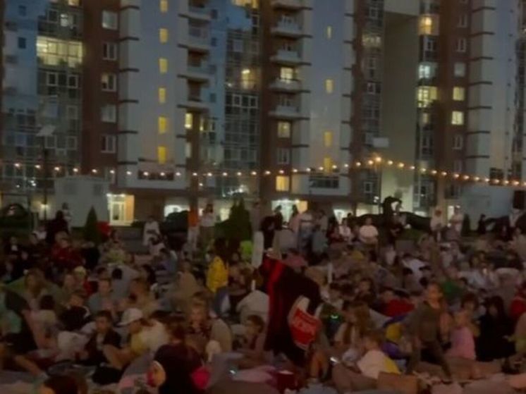 В Химках жители организовали кинотеатр прямо на улице