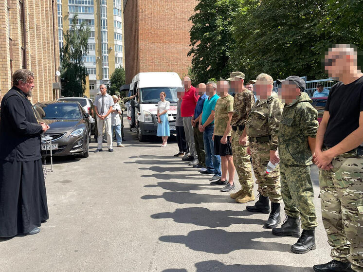 В Орле добровольцы получили крестики и иконы перед отправкой в зону СВО