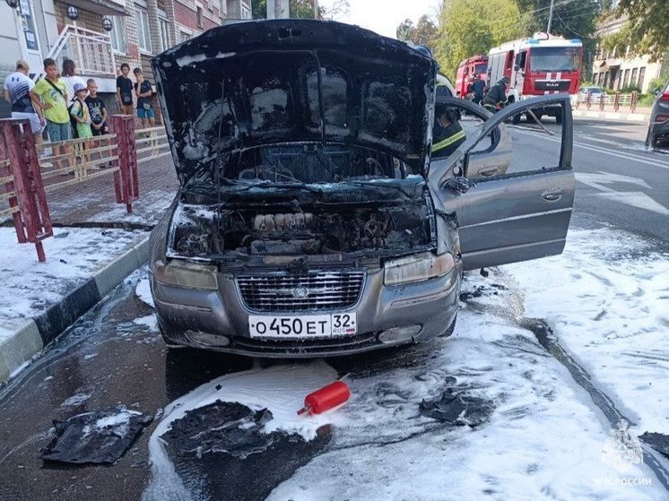 В Брянске выясняют причину возгорания автомобиля на улице Дуки