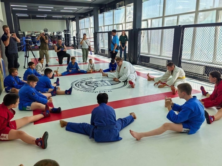 Чемпион мира по дзюдо Дмитрий Якушев провёл мастер-классы для юных борцов ДНР