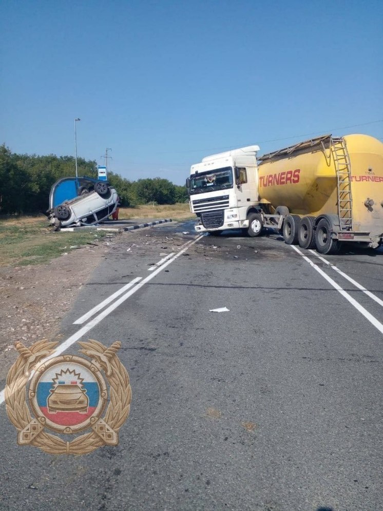 В Вольском районе кроссовер перевернулся на крышу после удара с грузовиком