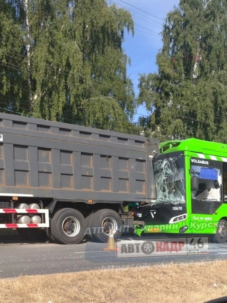 В Курске водитель автобуса пошел на таран грузовика: ранена пассажирка