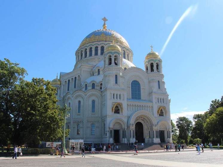 В Кронштадте возложили цветы к памятнику Петру I