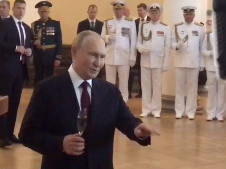 Путин успокоил иностранного гостя, разбившего бокал с шампанским