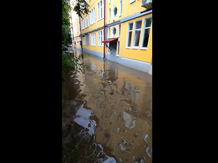 Двор в Петрозаводске ушел под воду