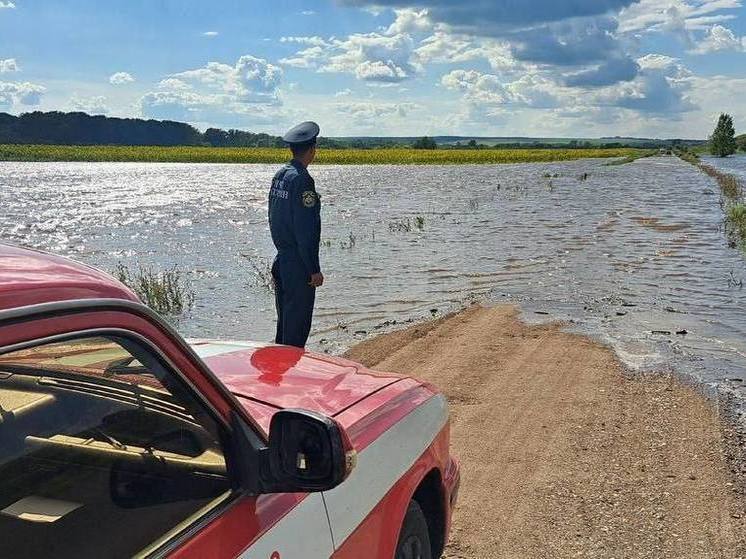 В Башкирии затопило дороги, ведущие к двум детским лагерям