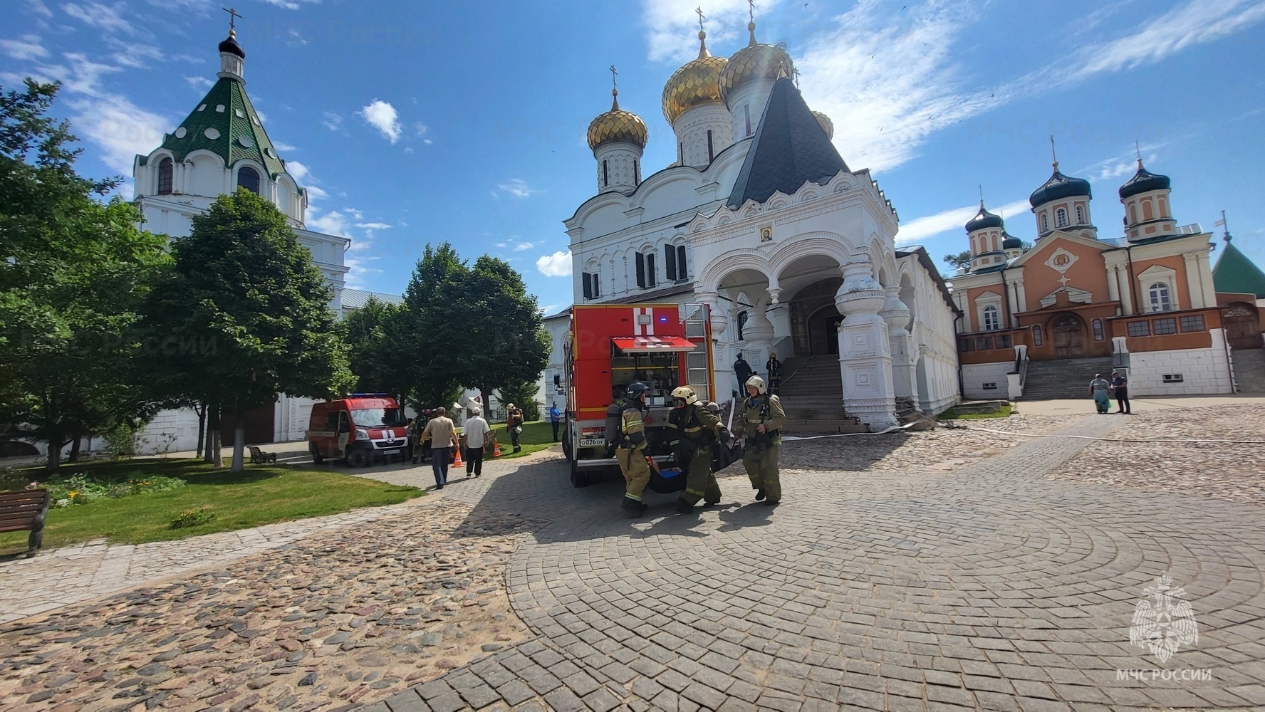 В Костроме пожарные тренировались в мужском монастыре