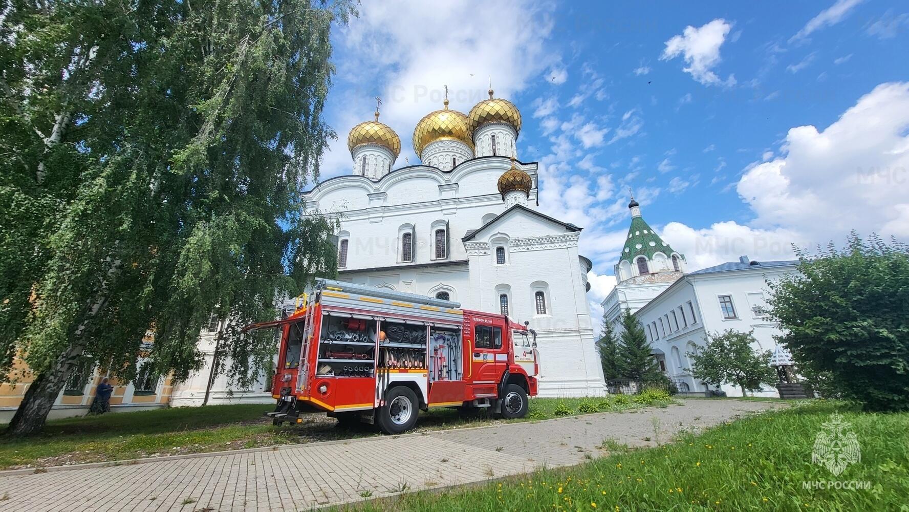 В Костроме пожарные тренировались в мужском монастыре