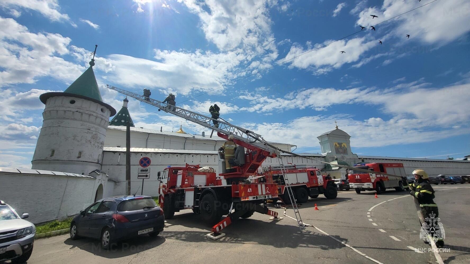 В Костроме пожарные тренировались в мужском монастыре